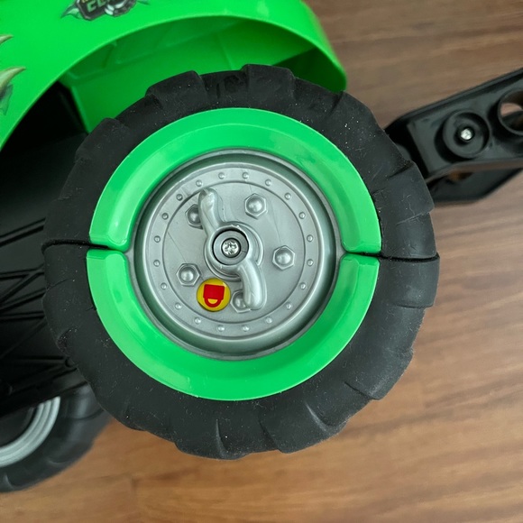 Max Tow Truck Cliff Climber Vehicle by Jakks Pacific Climb and Conquer Green - Picture 3 of 6